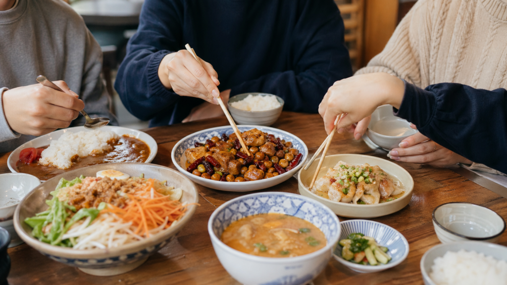 대학생들이 여러 음식을 조금씩 나눠 먹는 식탁
