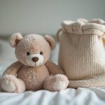 세탁할 인형과 세탁망이 놓인 침대 장면